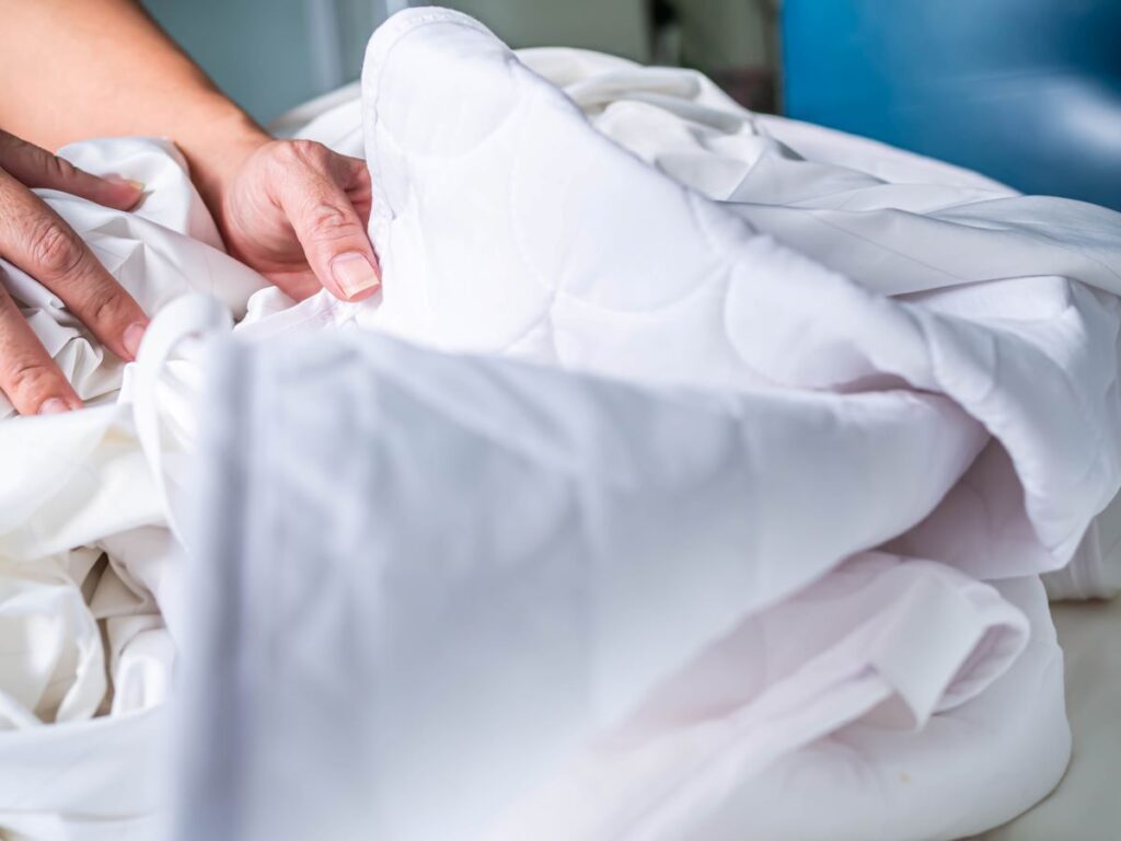 Trace de punaises de lit sur le matelas