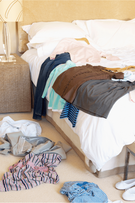 vêtements posés sur un lit